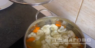 Фото приготовления рецепта: Овощной суп с цветной капустой - шаг 2