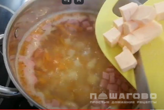 Фото приготовления рецепта: Сырный суп с полукопченой колбасой - шаг 3