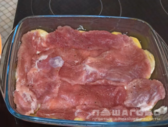 Фото приготовления рецепта: Мясо по-французски с картошкой в духовке - шаг 2