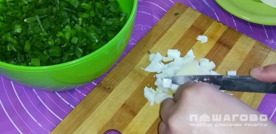 Фото приготовления рецепта: Бабушкины пирожки с сыром и яйцом - шаг 8