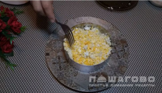 Фото приготовления рецепта: Салат с ананасом и сыром - шаг 6