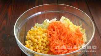 Фото приготовления рецепта: Салат с корейской морковью, курицей и пекинской капустой - шаг 7