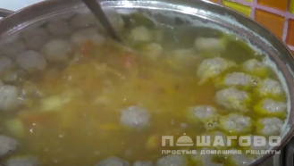 Фото приготовления рецепта: Суп картофельный с фрикадельками - шаг 4