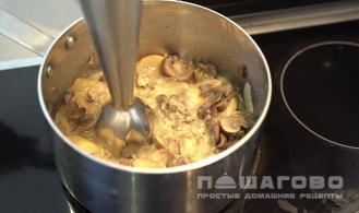 Фото приготовления рецепта: Грибной суп-пюре с плавленым сыром - шаг 4