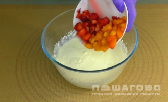 Фото приготовления рецепта: Молочное бланманже со сметаной и фруктами - шаг 4