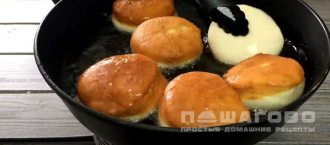 Фото приготовления рецепта: Пончики со сгущенкой - шаг 12
