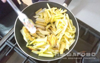 Фото приготовления рецепта: Жареная картошка с грибами и луком на сковороде - шаг 2