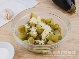Фото приготовления рецепта: Баклажаны с чесноком на зиму - шаг 3