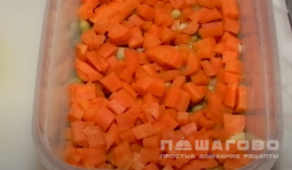 Фото приготовления рецепта: Салат Оливье с колбасой и горошком - шаг 2