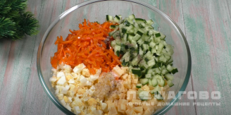 Фото приготовления рецепта: Салат с корейской морковью и крабовыми палочками - шаг 6