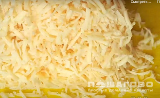 Фото приготовления рецепта: Салат с курагой, курицей и свежим огурцом - шаг 4