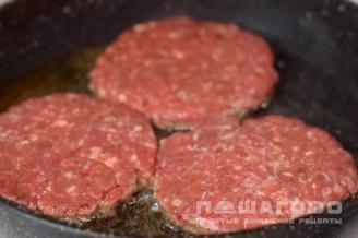 Фото приготовления рецепта: Домашний гамбургер - шаг 2