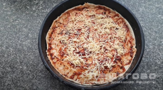 Фото приготовления рецепта: Пицца со свининой и ананасами - шаг 14
