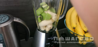 Фото приготовления рецепта: Смузи из киви, клубники и банана - шаг 1