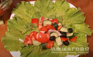 Фото приготовления рецепта: Греческий салат с плавленым сыром - шаг 7