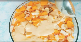 Фото приготовления рецепта: Заливной пирог на кефире с курицей и картошкой - шаг 8