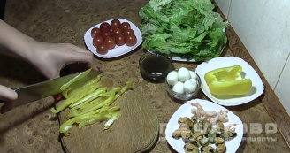 Фото приготовления рецепта: Салат с мидиями и креветками - шаг 2