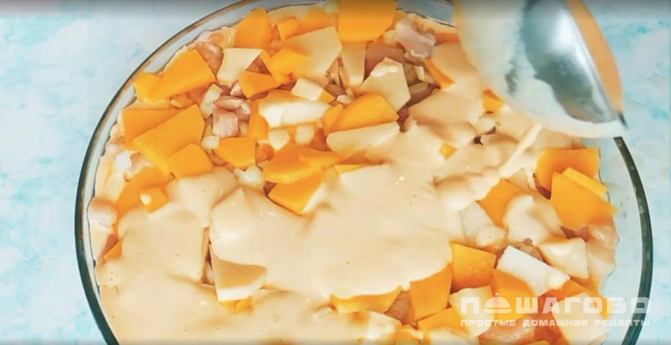 Фото приготовления рецепта: Заливной пирог на кефире с курицей и картошкой - шаг 8
