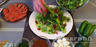 Фото приготовления рецепта: Салат с авокадо и красной рыбой - шаг 2