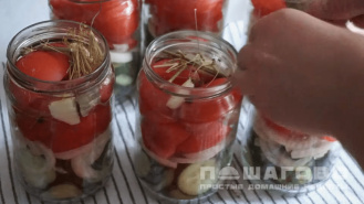 Фото приготовления рецепта: Ассорти из помидоров и огурцов - шаг 2