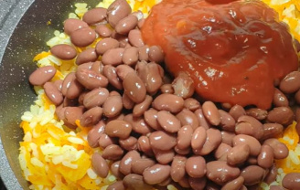 Фото приготовления рецепта: Цветная фасоль с рисом - шаг 2