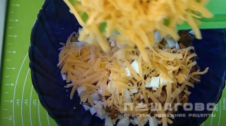 Фото приготовления рецепта: Салат с бужениной и грибами с луком и сыром - шаг 6