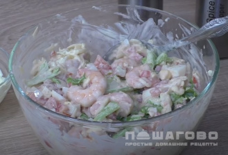 Фото приготовления рецепта: Классический салат с креветками - шаг 4