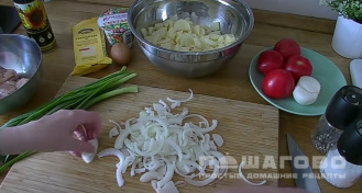 Фото приготовления рецепта: Картофельная запеканка с курицей - шаг 3