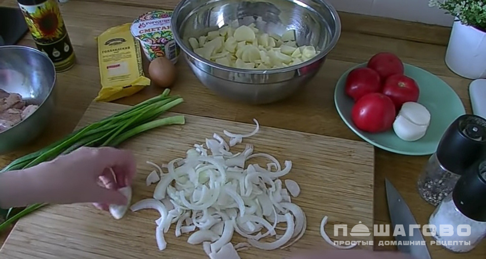 Фото приготовления рецепта: Картофельная запеканка с курицей - шаг 3