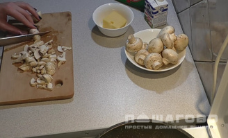 Фото приготовления рецепта: Паста с грибами в сливочном соусе - шаг 3