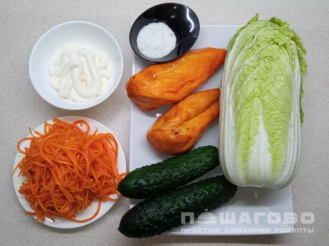 Фото приготовления рецепта: Салат из корейской моркови, курицы и пекинской капусты - шаг 1