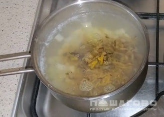Фото приготовления рецепта: Грибной суп с картофелем - шаг 4