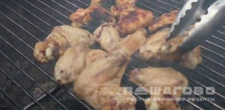 Фото приготовления рецепта: Хрустящие куриные крылышки на гриле - шаг 8