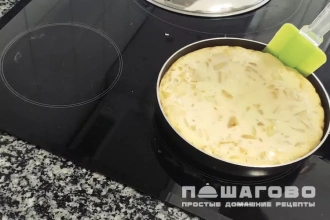 Фото приготовления рецепта: Испанский омлет с картофелем - шаг 4