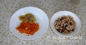 Фото приготовления рецепта: Салат с фасолью, солеными огурцами и морковью - шаг 3