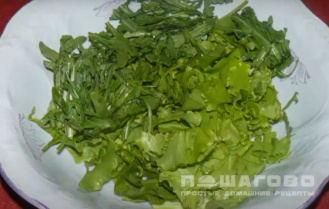 Фото приготовления рецепта: Свежий салат с огурцом, рукколой и салатом айсберг - шаг 1