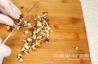 Фото приготовления рецепта: Салат с курицей, грибами и черносливом - шаг 6