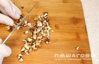 Фото приготовления рецепта: Салат с курицей, грибами и черносливом - шаг 6