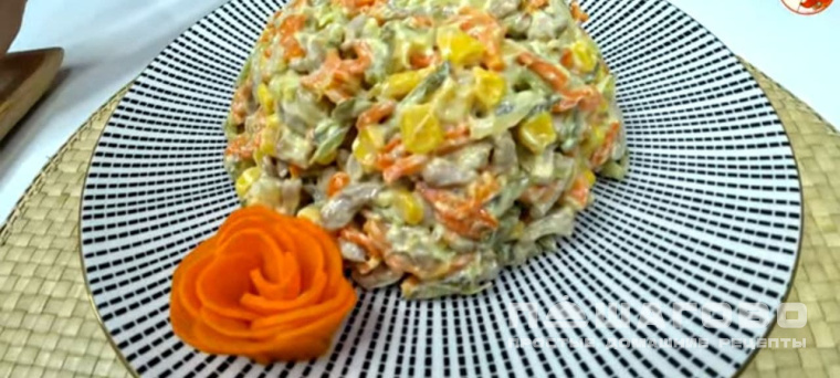 Салат со свининой и кукурузой