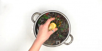 Фото приготовления рецепта: Суп с мангольдом - шаг 7