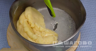 Фото приготовления рецепта: Пирожное эклер со сливочно-карамельным кремом и орехами - шаг 4