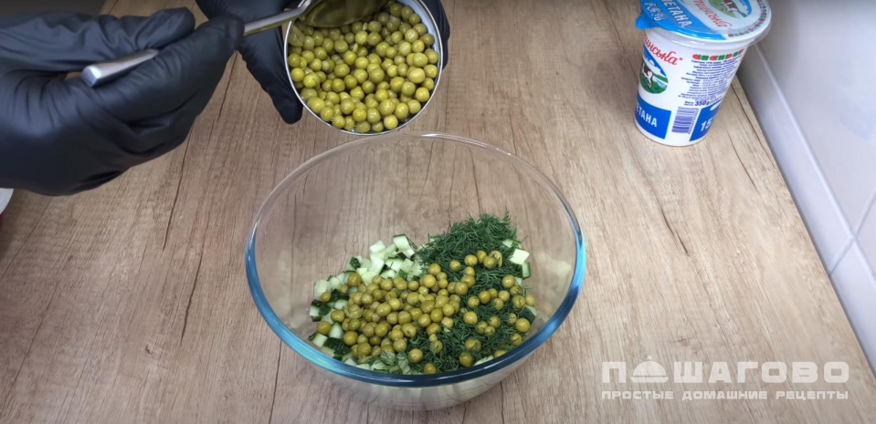 Фото приготовления рецепта: Куриный салат с огурцами и горошком - шаг 4