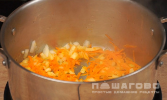 Фото приготовления рецепта: Суп с фрикадельками с лапшой - шаг 1