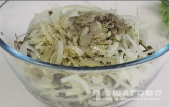 Фото приготовления рецепта: Шахтерский салат с солеными огурцами и мясом - шаг 6