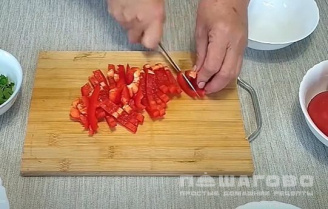 Фото приготовления рецепта: Пицца с кусочками курицы и помидорами - шаг 2