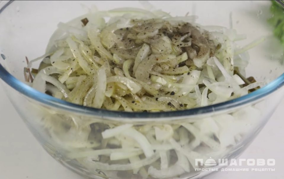 Фото приготовления рецепта: Шахтерский салат с солеными огурцами и мясом - шаг 6