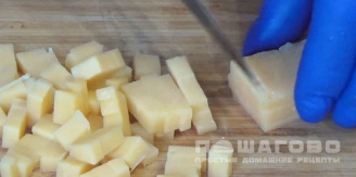 Фото приготовления рецепта: Сербская плескавица с соусом - шаг 2