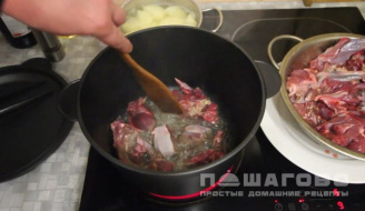 Фото приготовления рецепта: Тушеный заяц с овощами - шаг 2