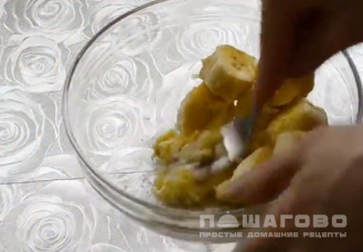 Фото приготовления рецепта: Банановые оладьи без муки - шаг 1