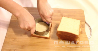 Фото приготовления рецепта: Бутерброды с ананасом и ветчиной для фуршета - шаг 1